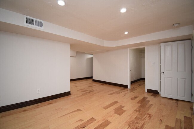 Building Photo - Bright & Updated 3 Bed Near Sugarhouse!!