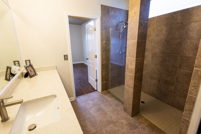 Building Photo - 3 bed 2 bathroom