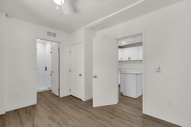 Building Photo - New remodeled in the heart of downtown PHX