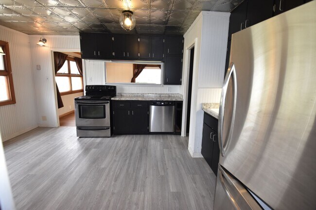 Building Photo - 3 Bedroom 2 Full Bath Home in Greenfield, Fenced Yard