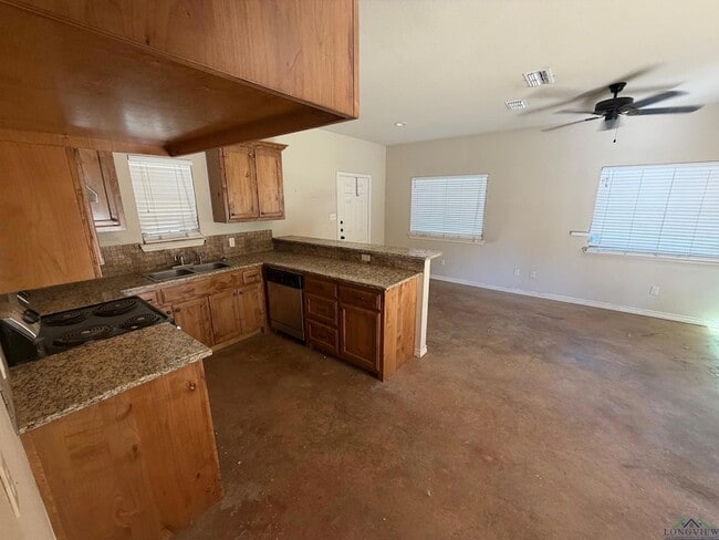 Building Photo - 156 Summer Creek Dr