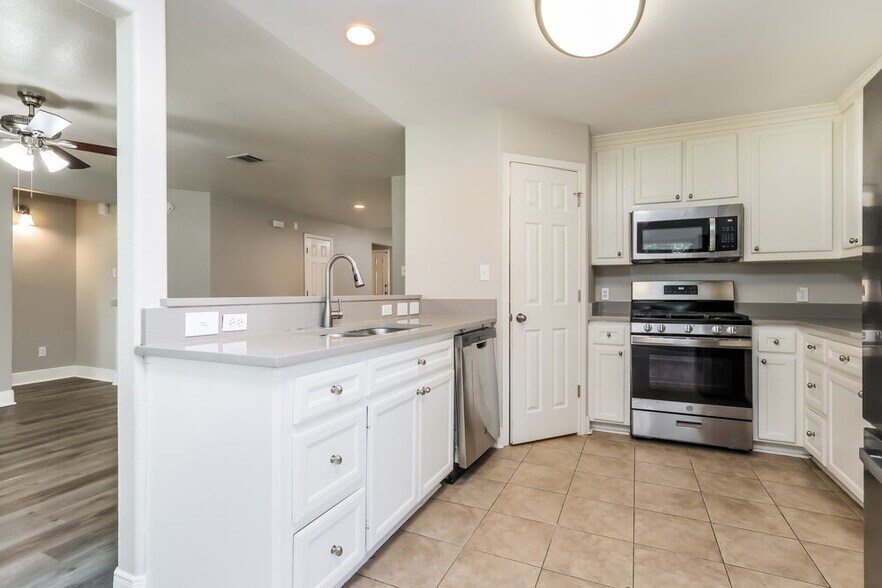 Building Photo - 18469 Sunrise Oaks Ct