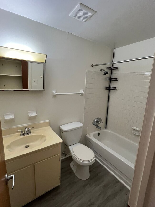 Building Photo - Large Townhouse in Virginia Beach with a Fenced Yard!