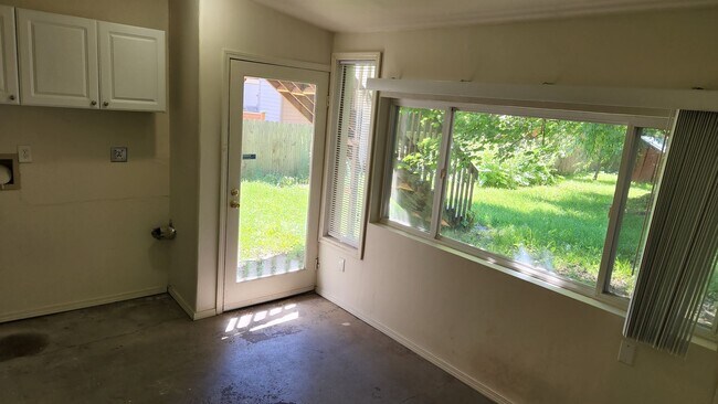 Building Photo - Move in Special! Large Beautiful South Hil...