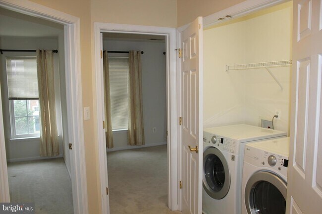 Building Photo - 24651 Kings Canyon Square