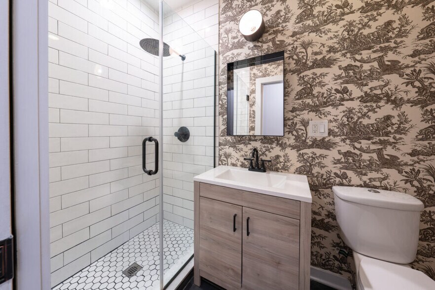 Building Photo - 2246 N Clark St