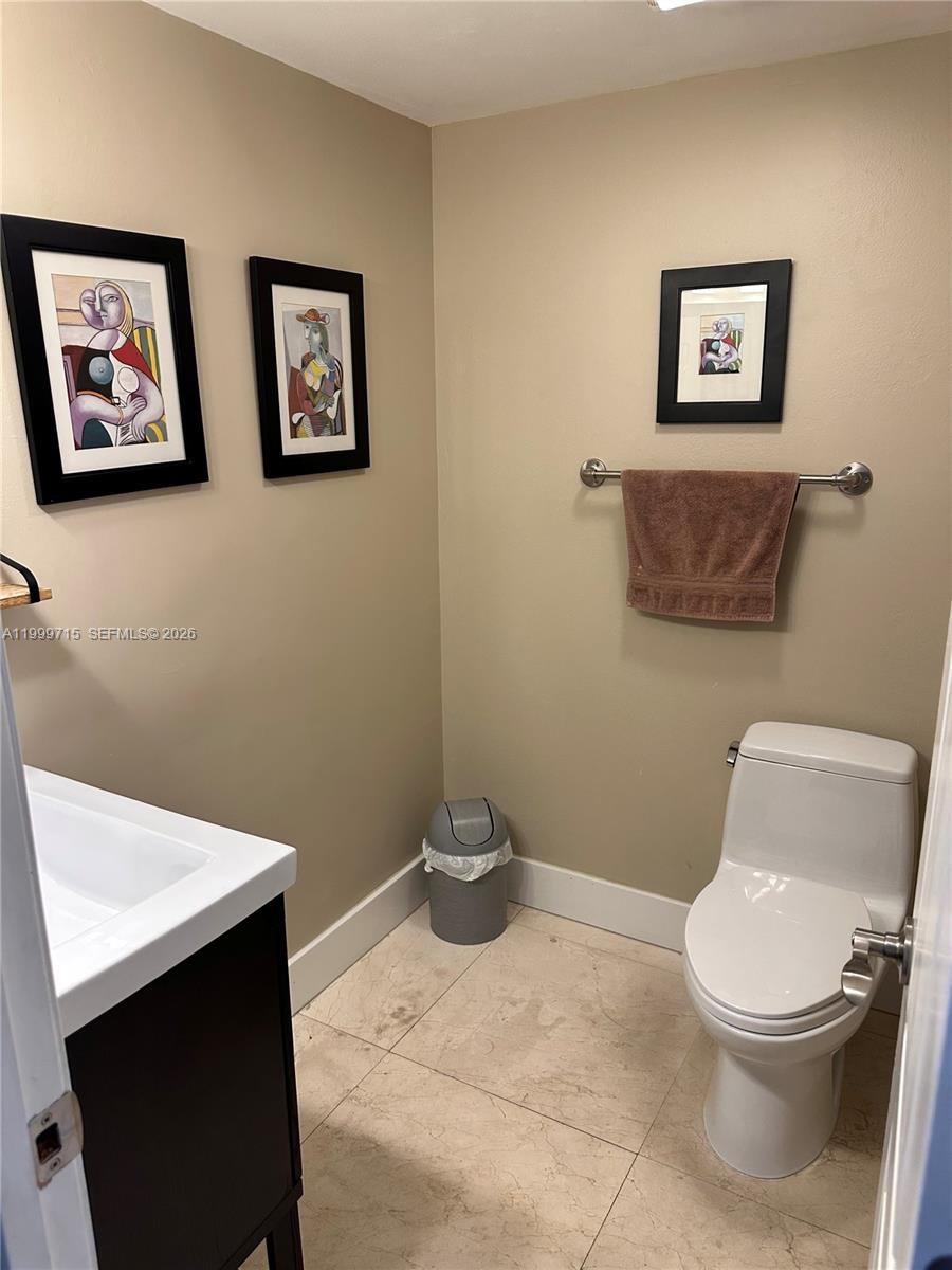 Building Photo - 925 NE 26th Ave