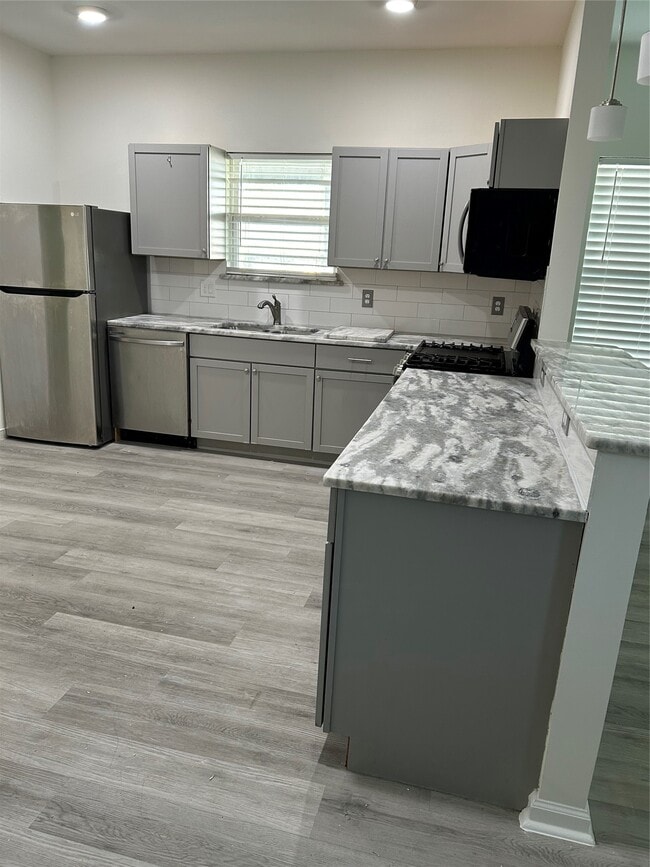 Building Photo - 10906 Southview St