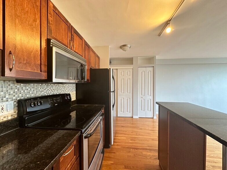 Building Photo - 4180 N Marine Dr
