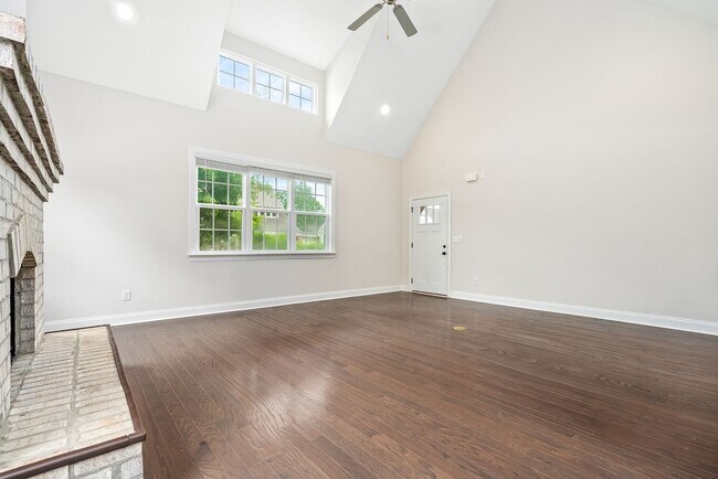 Building Photo - 826 Clear Spring Dr