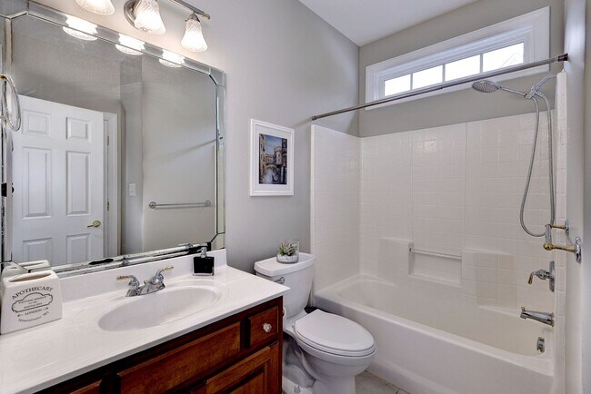 Building Photo - Spacious 5BR/4BA Home in Yorktown – Convenient Location and Comfortable Living
