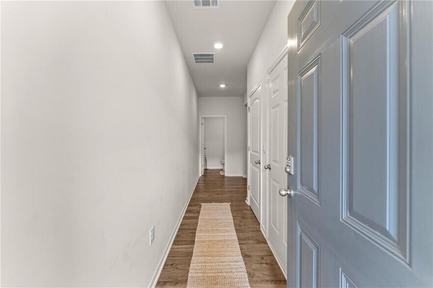 Building Photo - 300 Stoneybrook Dr