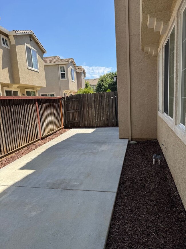 Building Photo - Condo with new paint and carpet! Access to...