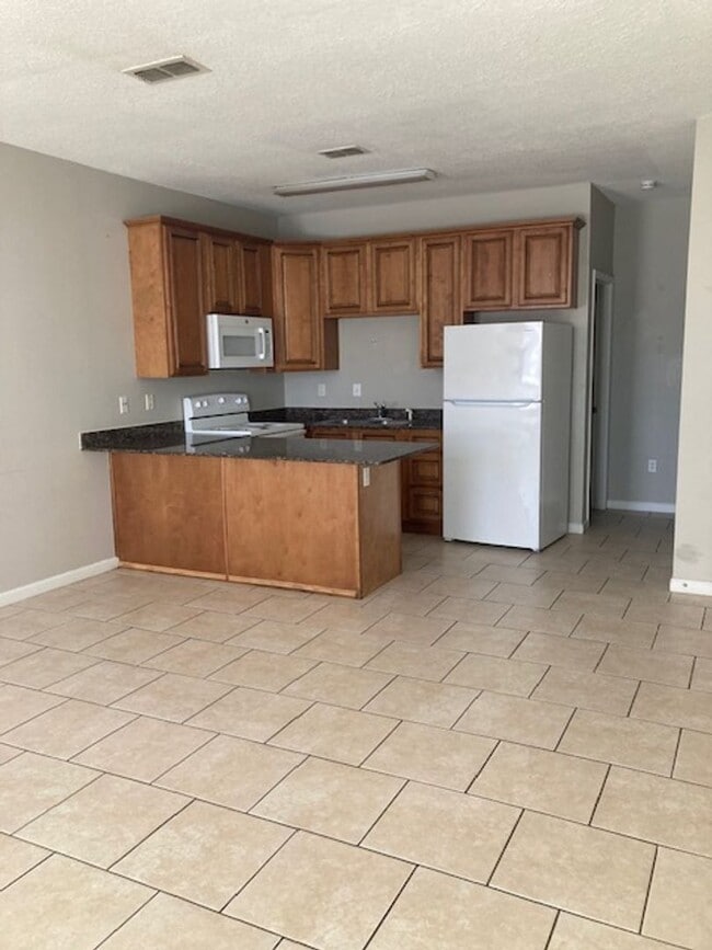 Building Photo - 3 Bedroom Gulfport Townhouse