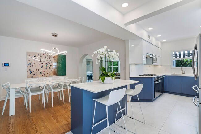 Building Photo - 634 W 47th St