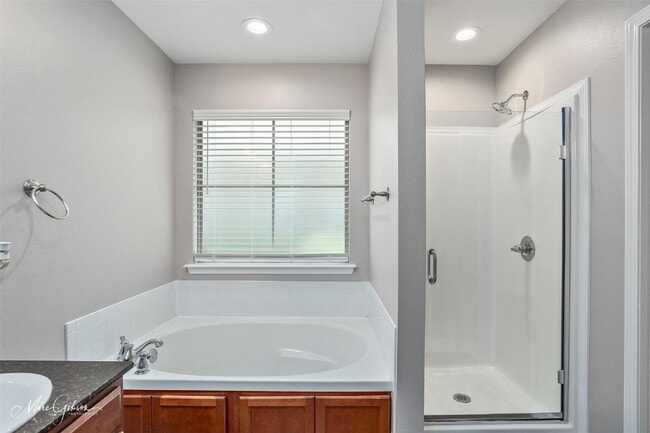 Building Photo - "Charming 3-Bedroom Retreat with 2 Full Ba...