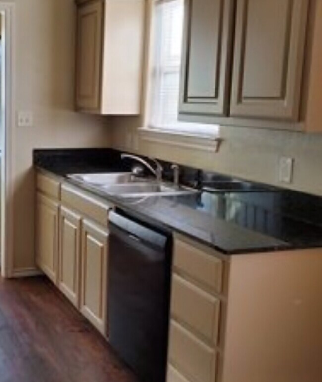 Building Photo - "Spacious 3-Bedroom Duplex with Granite To...