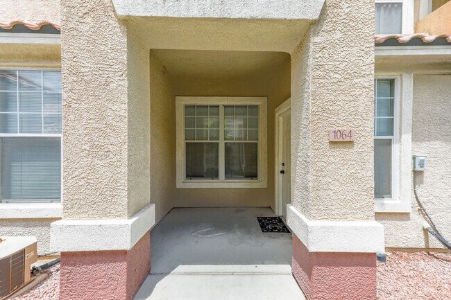 Building Photo - 3 Bedroom First Floor Condo Convenient To Nellis AFB