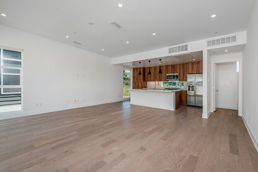 Building Photo - 857 1/2 Hyperion Ave