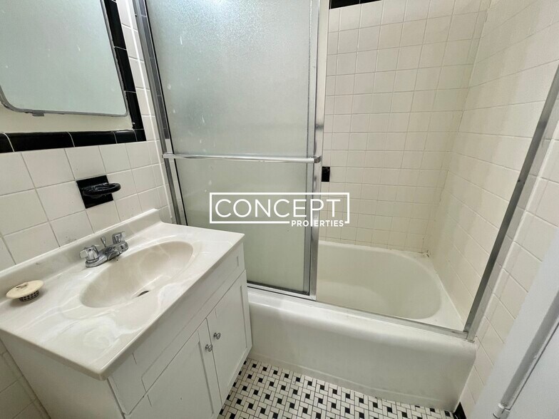 Building Photo - 62 Boylston St