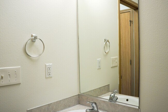 Building Photo - Top-Floor 1 Bdr w/ Private Balcony Ready Soon!