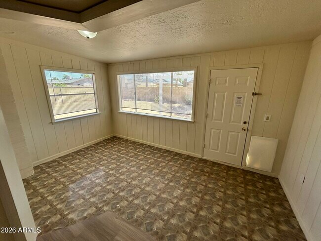 Building Photo - 711 N Oracle Cir