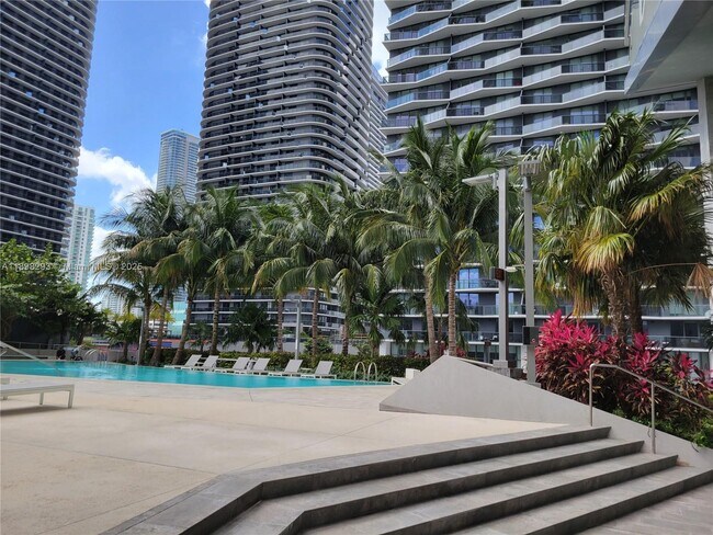 Primary Photo - 88 SW 7th St