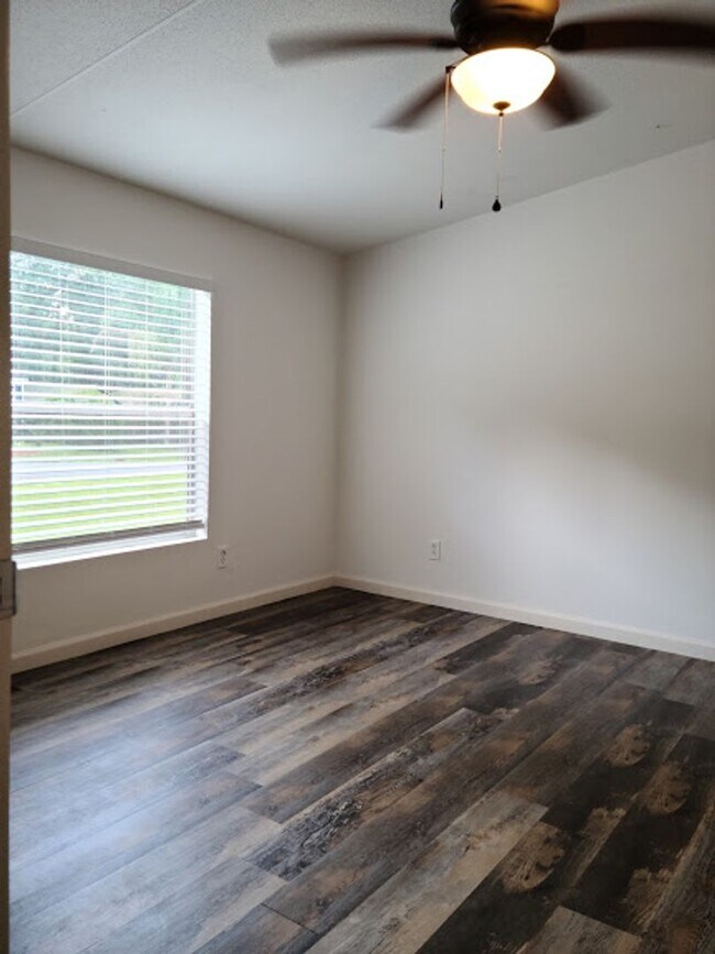 Building Photo - Updated 3 bed 2 bath