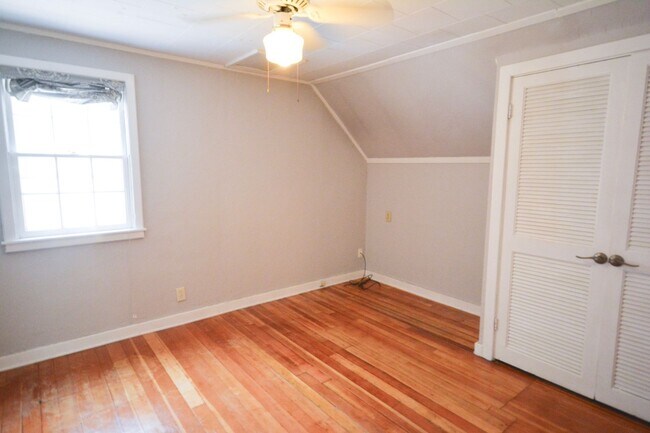 Building Photo - Beautiful 4 Bedroom With Modern and Unique Features Available For Rent NOW!