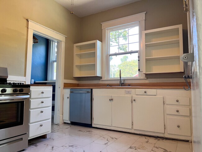 Building Photo - 423 N Van Buren St