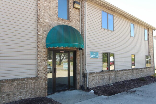 Building Photo - In-Unit Washer and Dryer - Near the river ...