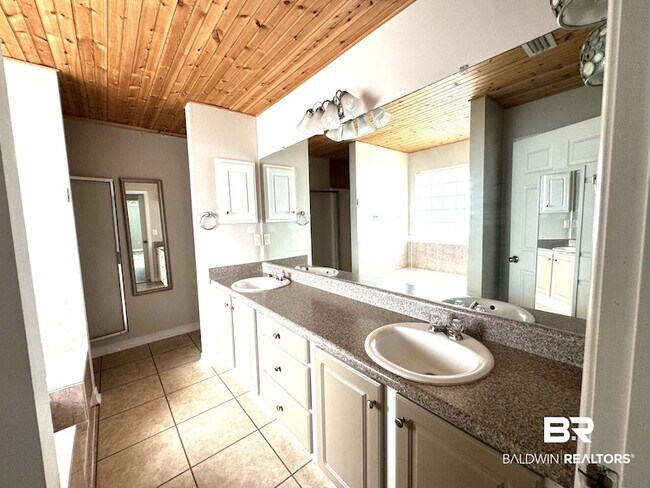 Building Photo - 9964 Hollowbrook Ave