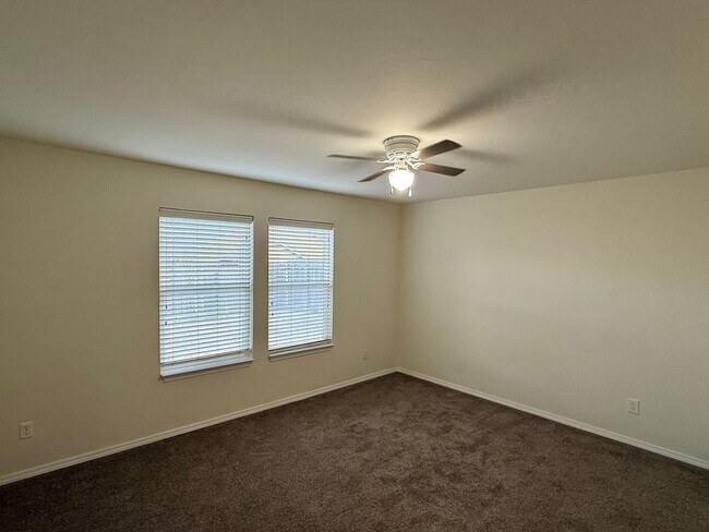 Building Photo - Great 3 Bed 2 Bath in Valencia Neighborhood