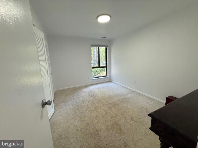 Building Photo - 11212 Chestnut Grove Square