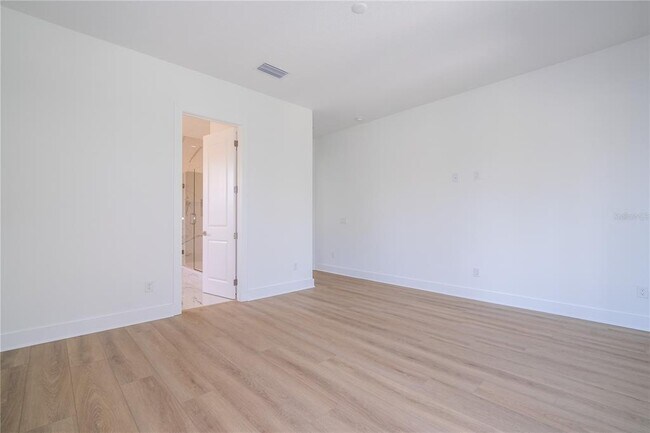 Building Photo - 16044 Pendio Dr