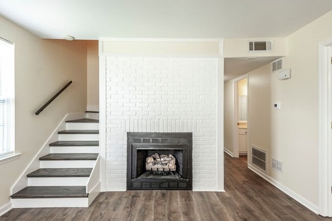 Building Photo - Charming Townhome