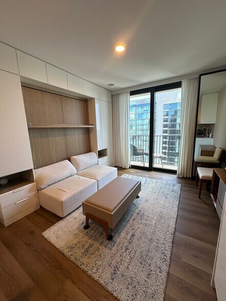 Building Photo - 987 Queen St