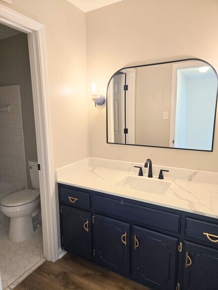 Hall (Shared) Bathroom - 1441 Stonegate Pass