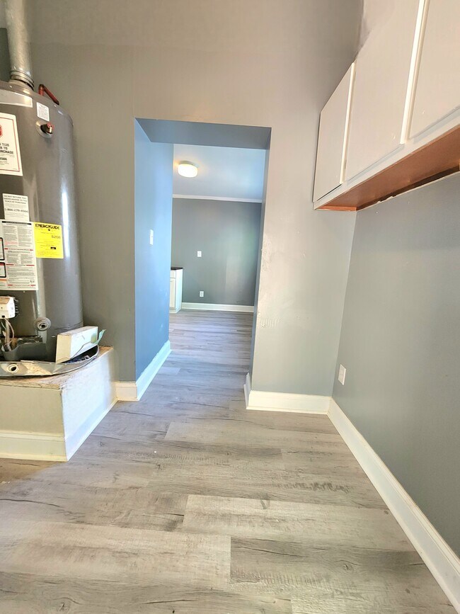 entry to kitchen from laundry room - 321 Stonewall Ave S