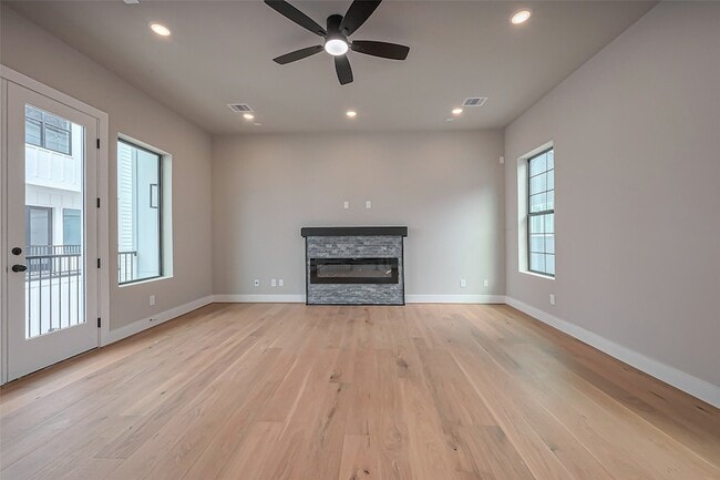 Building Photo - 1222 W 24th St