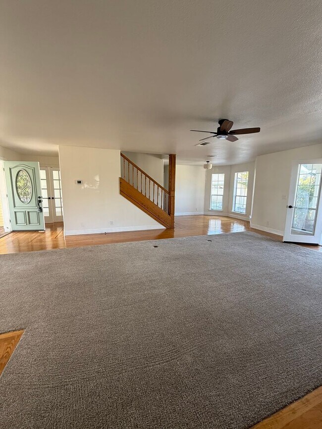 Building Photo - Pet Friendly! Walk to Downtown