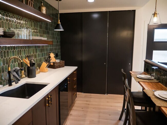 Building Photo - 3413 W Sunset Ave