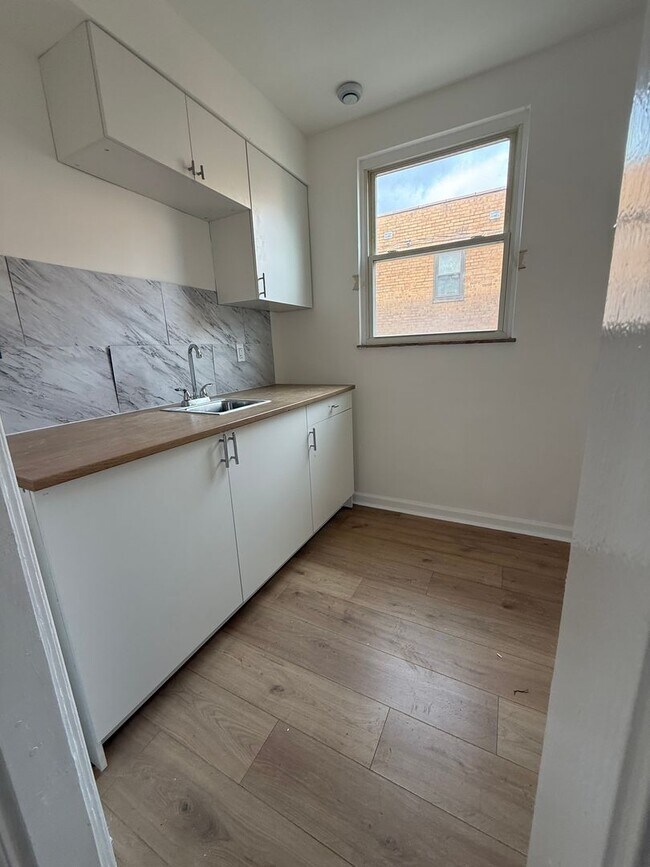 Building Photo - Spacious 1-Bedroom Apartment near the Lake!