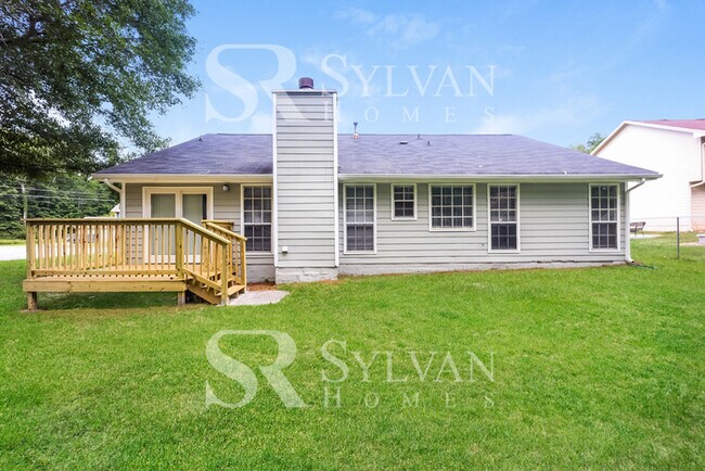 Building Photo - Feel right at home in this charming 3 bedr...