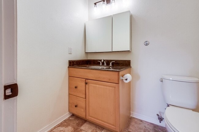 Building Photo - Downtown Vista Townhome, Available Now!