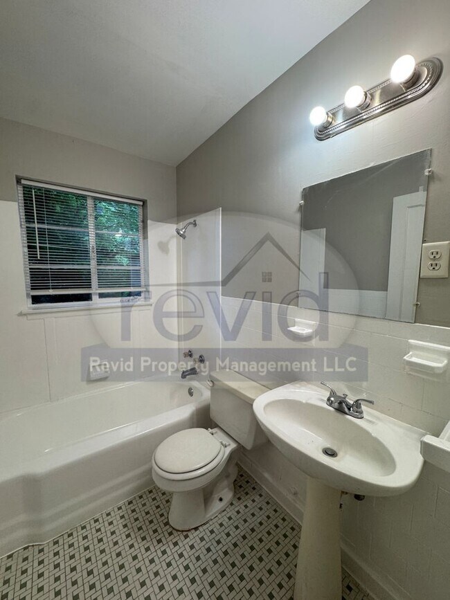 Building Photo - 4572 Verne Rd