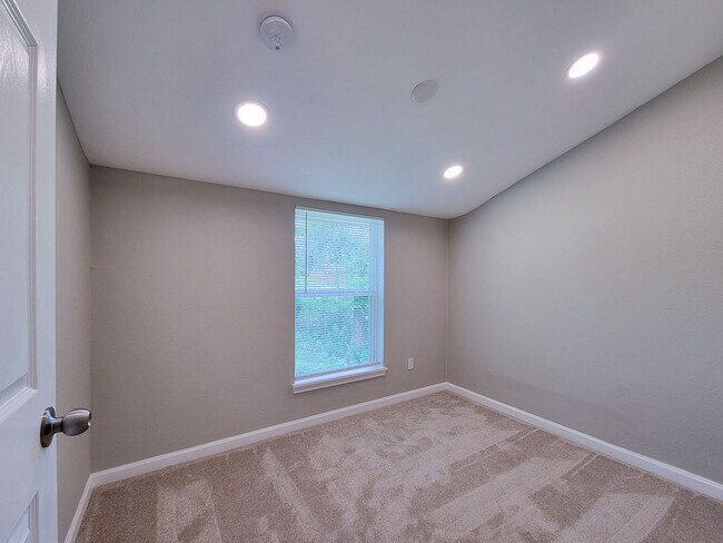 Building Photo - BEAUTIFUL REMODELED 3 BEDROOM 2 BATH IN LA...