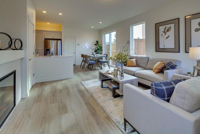 Building Photo - End unit Pahlish Townhome!