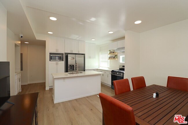 Building Photo - 2739 S Budlong Ave