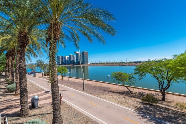 Building Photo - 945 E Playa Del Norte Dr